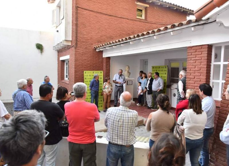 Restitución del atril original.