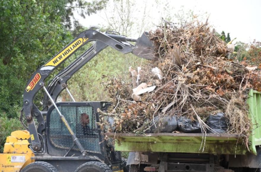 Tareas de limpieza y saneamiento en los barrios Los Sauces, Obispado y San Luis