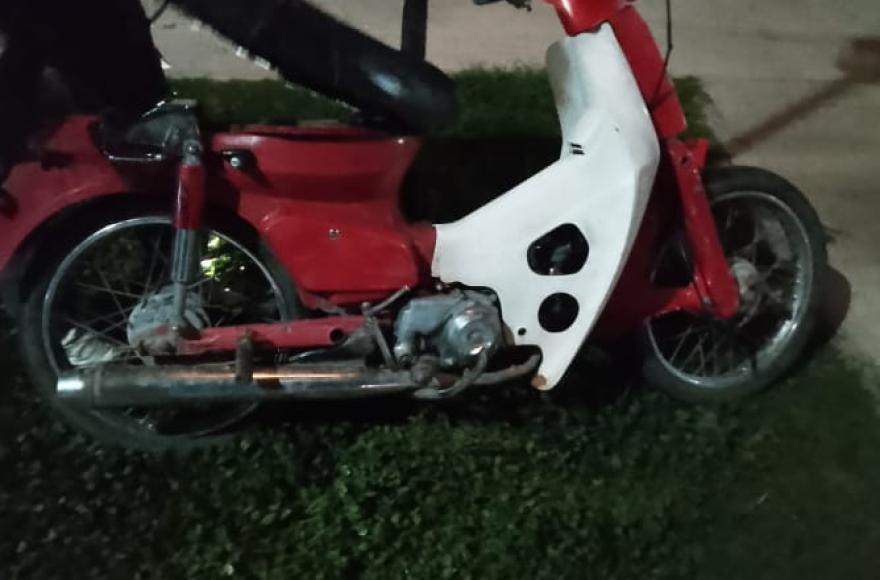 Se procedió a la retención de 4 motos que circulaban realizando picadas y generando explosiones con escapes libres.