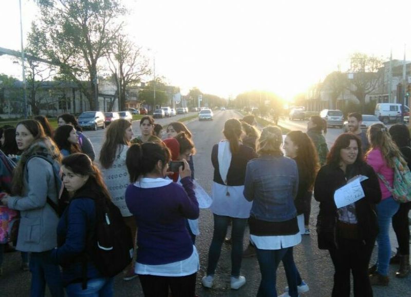 Protesta en el carril central de la Avenida Alfonsín.