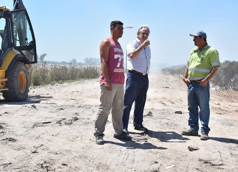 El intendente felicitó a los trabajadores por la tarea realizada.
