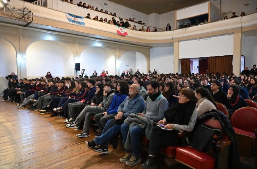 Estudiantes secundarios participaron de un encuentro con los postulantes a concejales y consejeros escolares.