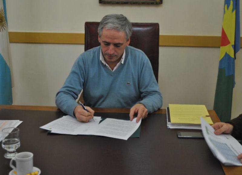 La rúbrica del intendente.