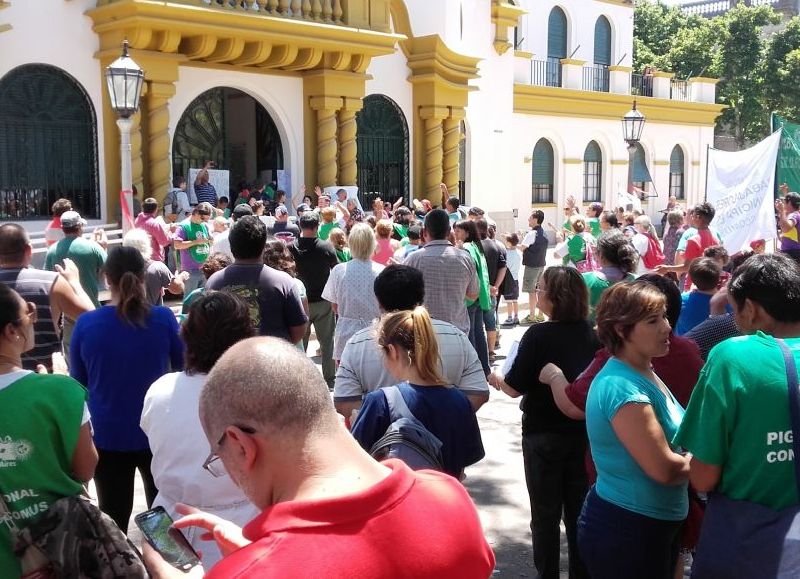 La manifestación del lunes frente al palacio comunal.