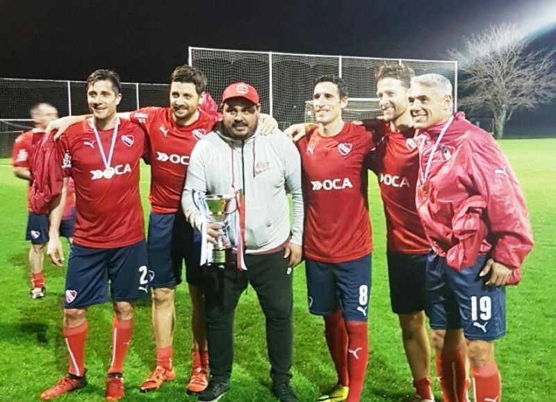 Junto a glorias del Rojo.