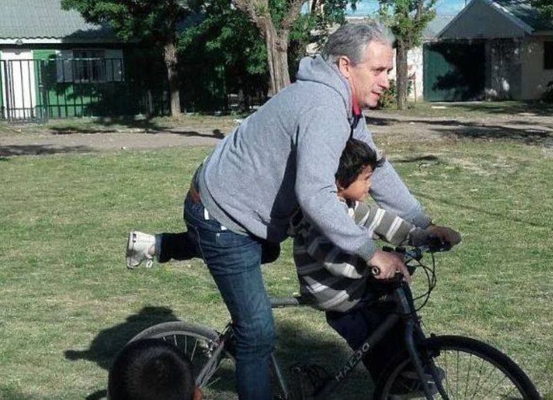 Volvió a sus inicios y agarró la “bici”.