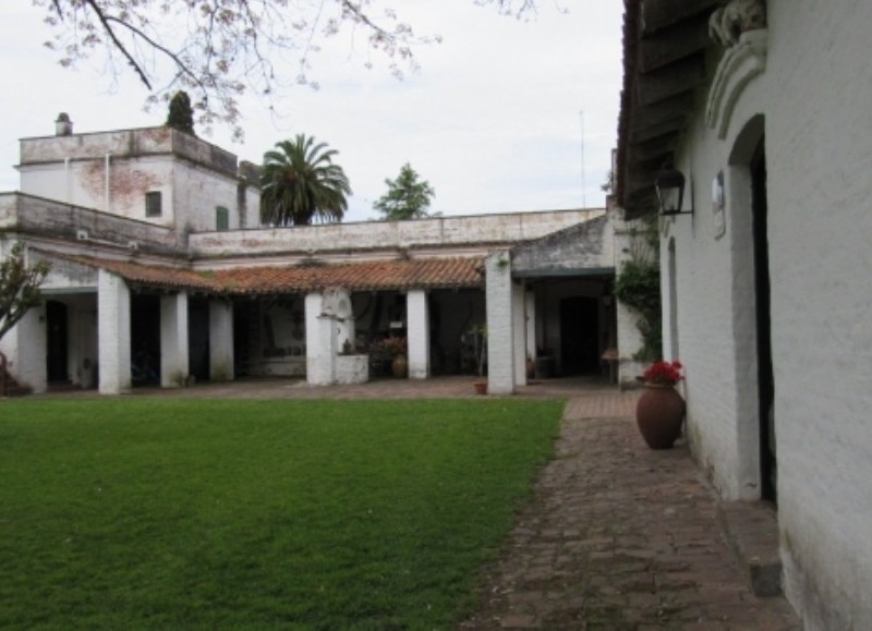 La cita es en los jardines del Museo Pampeano.