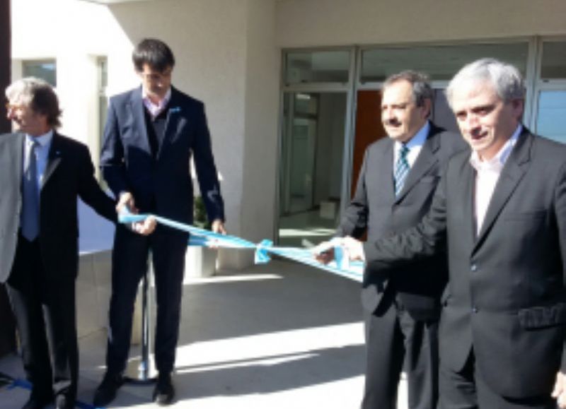 Esteban Bullrich, Ricardo Alfonsín y Javier Gastón en el tradicional corte de cintas.