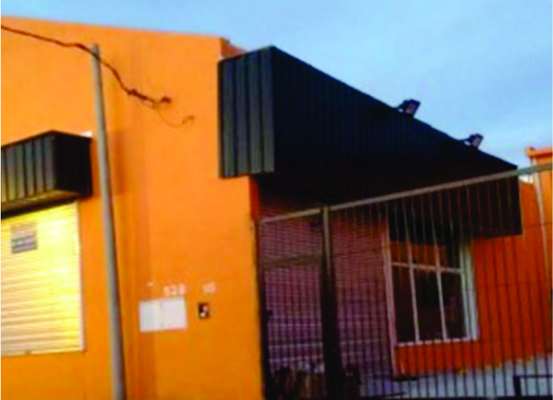 El supermercado está listo para empezar a atender al público.