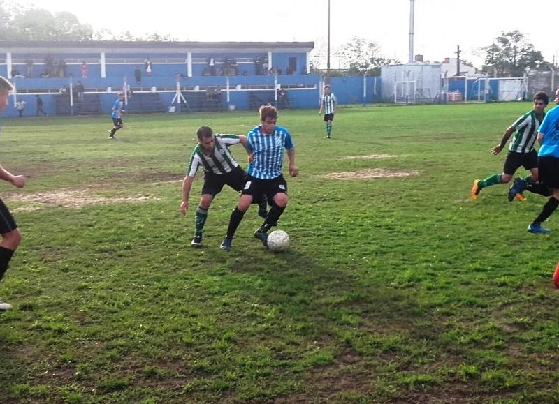 Fito Letourneau, autor de dos goles y figura de la cancha.