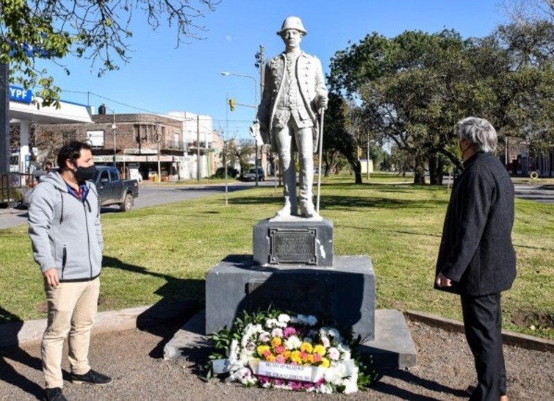 Ofrenda floral en el monumento a Pedro Nicolás Escribano.