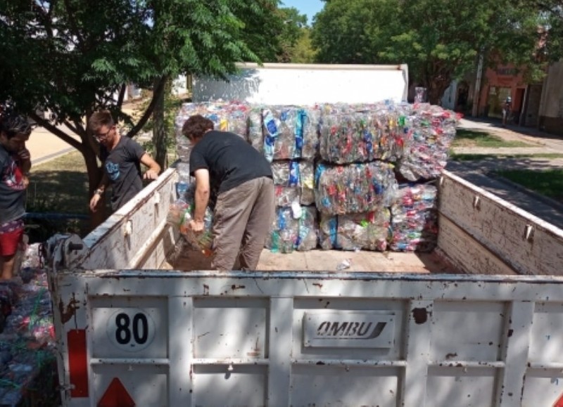 Como parte de la tarea, desde la Dirección de Ambiente y Desarrollo Sustentable se realiza la logística para el envío de los materiales reciclables a la fábrica.