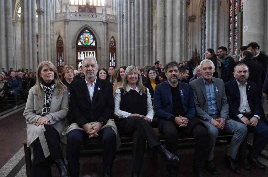 La ceremonia contó con la presnecia del intendente local, Julio Alak, funcionarios del Gobierno bonaerense, dirigentes sociales y fieles de la región.