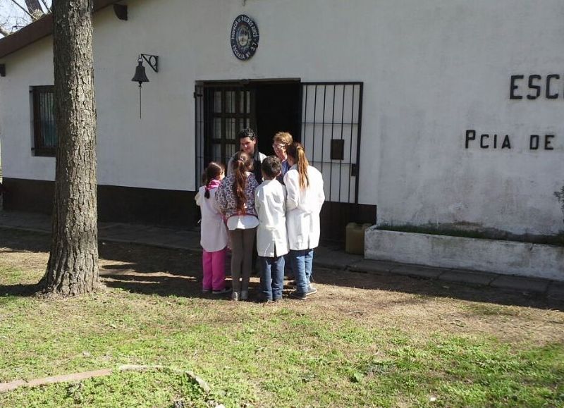 Los alumnos con su maestra.