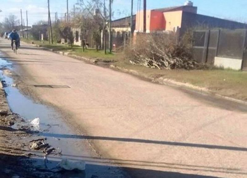 Aguas servidas en las puertas del merendero del barrio El Hueco.
