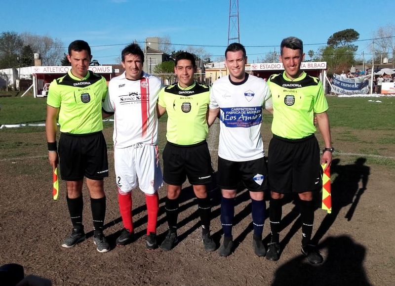 Capitanes y árbitros previo al partido