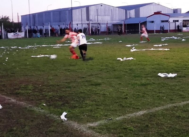 Rueda la pelota en el campo de juego