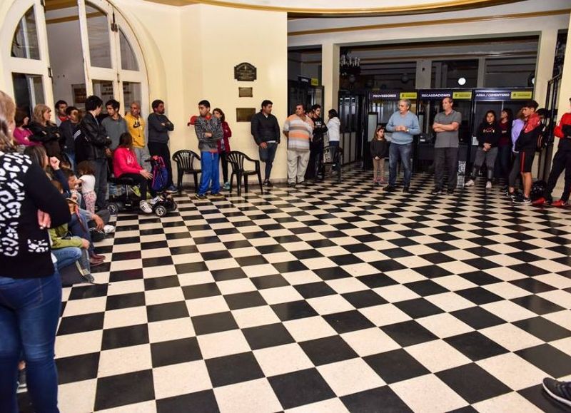 Padres y participantes en un encuentro con autoridades municipales