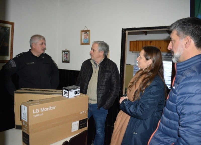 De manos del intendente Gastón.