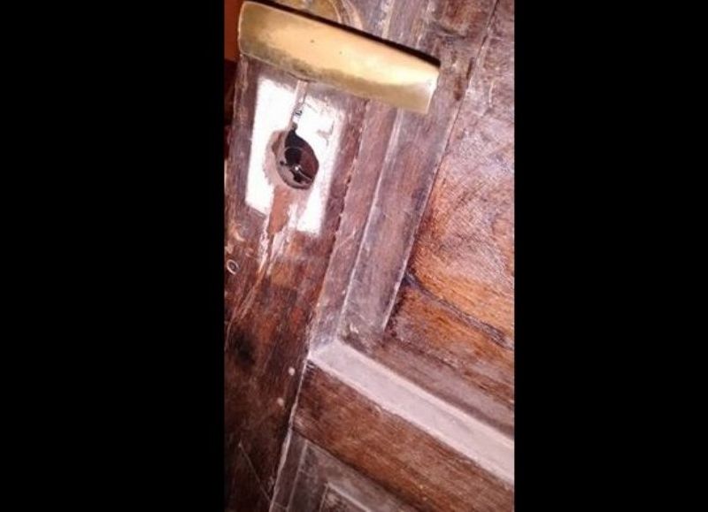 Puerta barreteada en la vivienda de Horacio Gelsi.