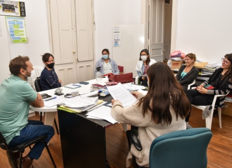 Reunión encabezada por Marcela Arias y Carlos Martins.