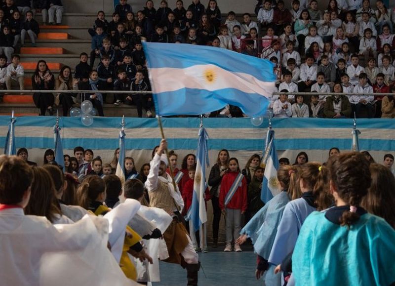 Un amargo acto del Día de la Bandera.