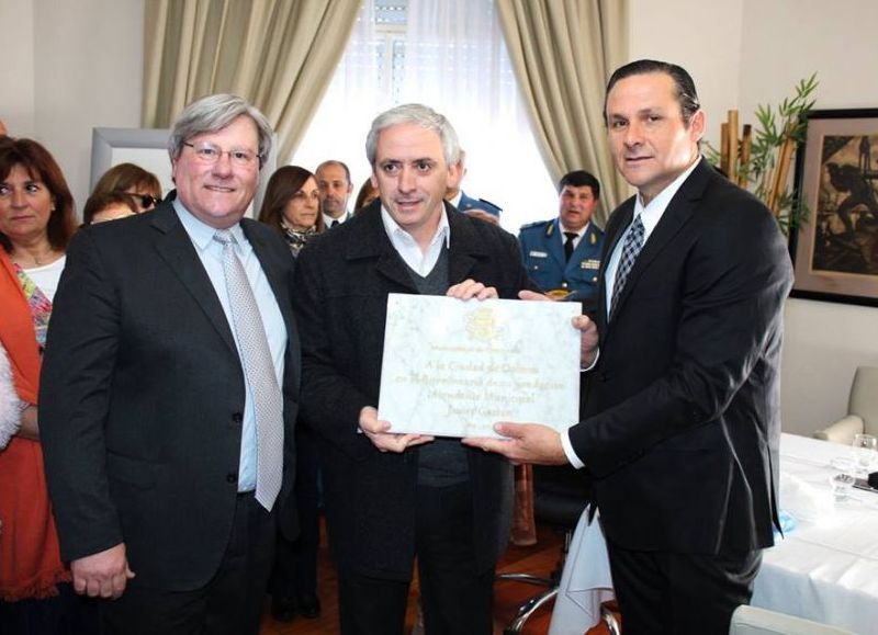 Entrega de placa recordatoria.