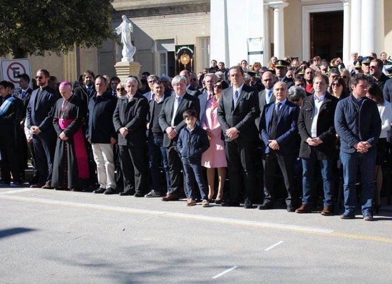 Todas las autoridades.