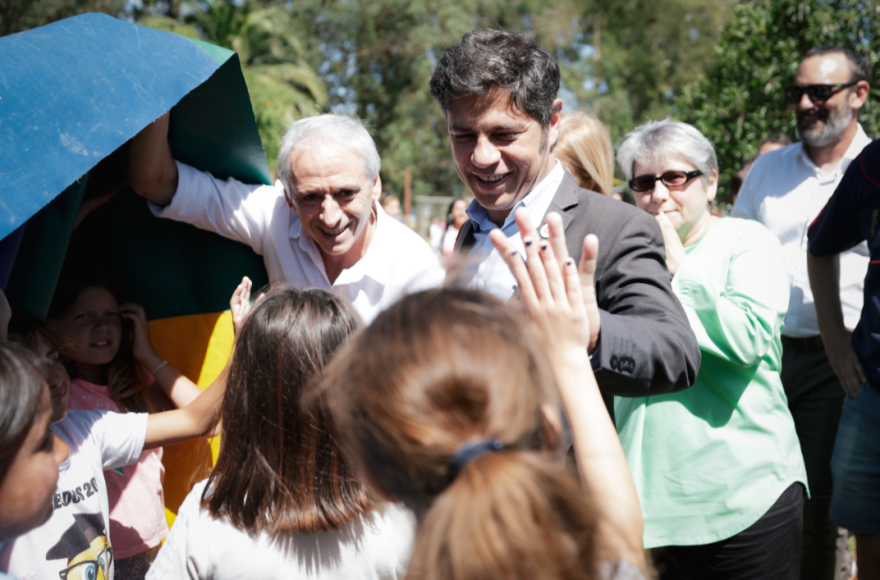 El gobernador visitó la ciudad.