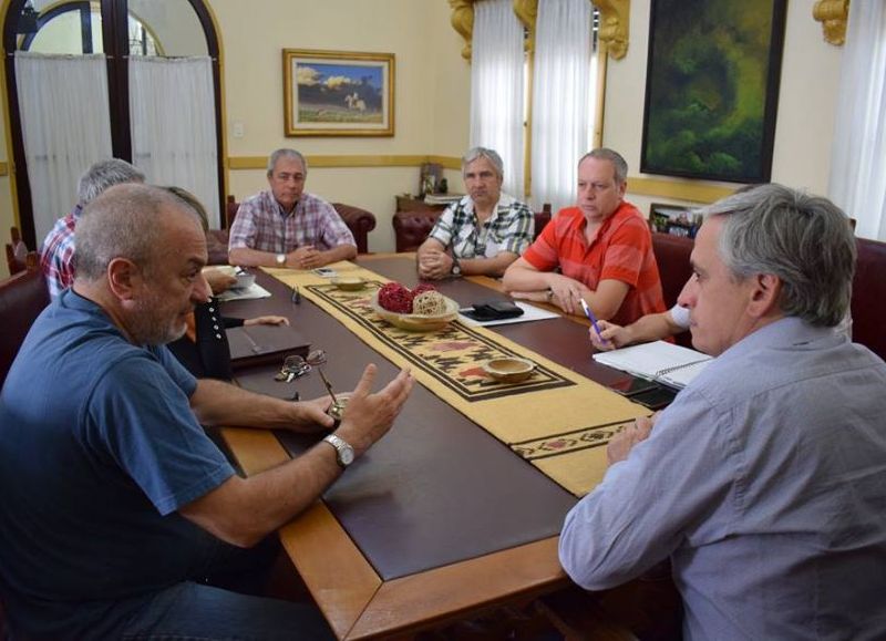 Reunión con el intendente Gastón.