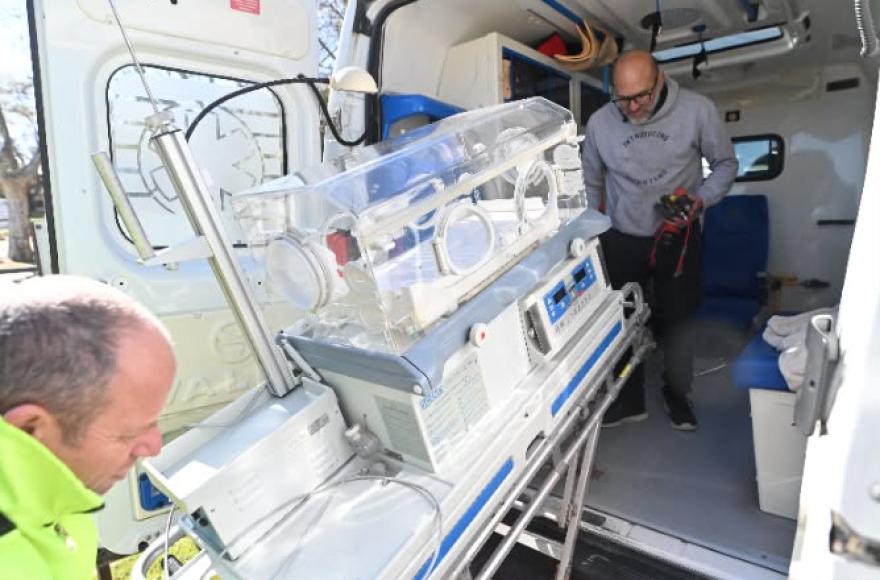 Las ambulancias municipales fueron adaptadas para trasladar incubadoras