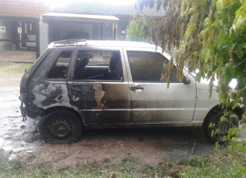 El fuego consumió la mitad del auto.