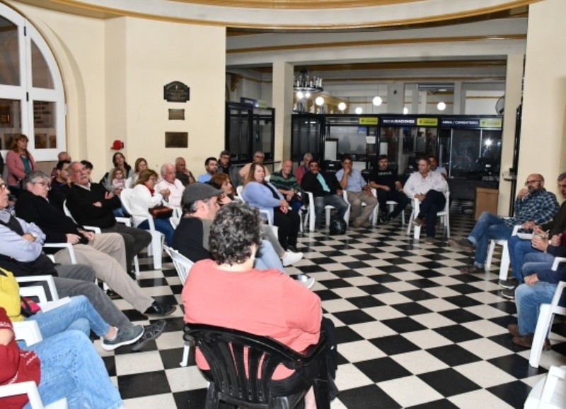 Encuentro cara a cara en el hall municipal.