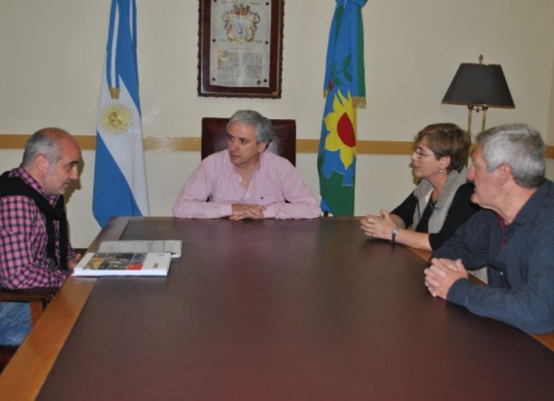 Javier Gastón recibió al responsable de la construcción.