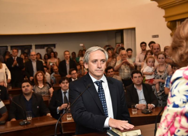 Otros tiempos. Travascio le toma juramento a Gastón, detras el cuerpo deliberativo en pleno.