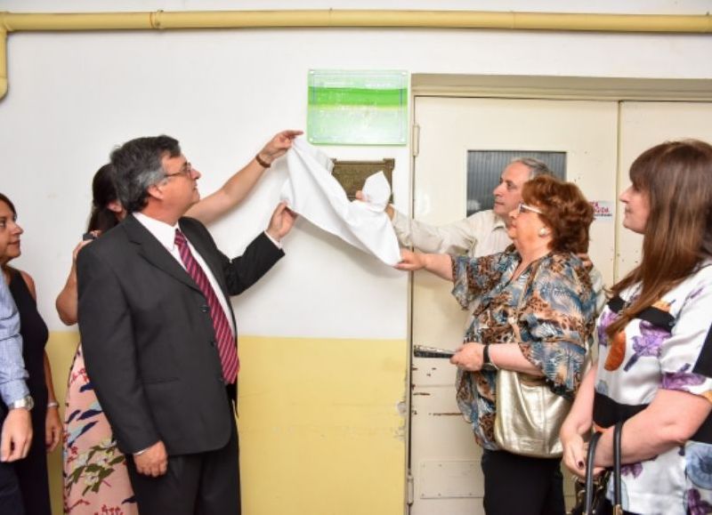 El intendente Javier Gastón encabezó el acto de desciubrimiento de la placa.