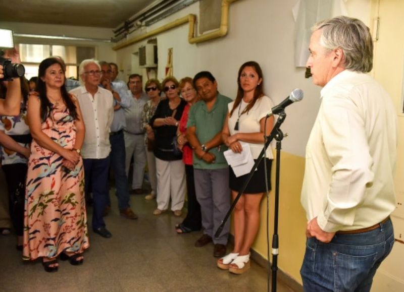 El intendente Javier Gastón encabezó el acto de desciubrimiento de la placa.