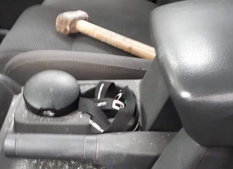 Estaba dentro de la camioneta del propietario del comercio.