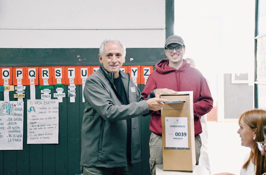 El intendente Javier Gastón ya emitió su voto.