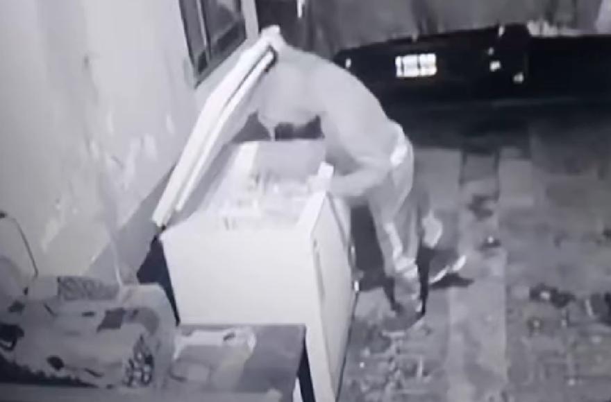 Vecino publica video del robo de garrafas en su vivienda