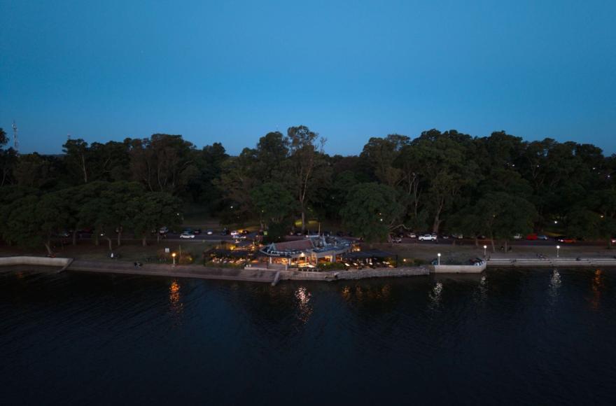 “Todo el día, todos los días”: Café Mulé renueva su carta y reafirma su propuesta frente a la laguna