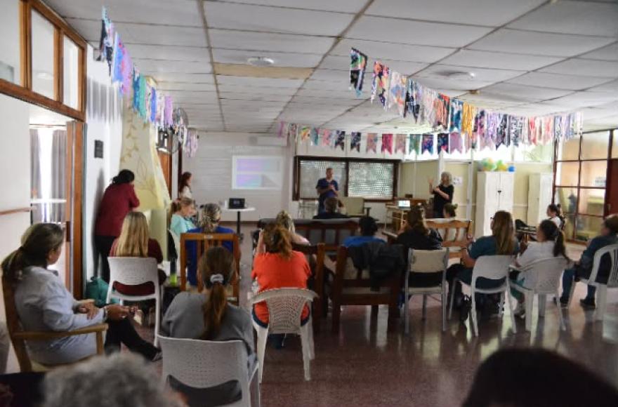 Se abordaron los principios de los cuidados paliativos y su aplicación en personas mayores con enfermedades crónicas avanzadas, múltiples patologías o situaciones de fragilidad. 