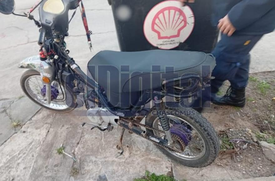Se recuperaron cinco motocicletas robadas y detener a dos personas involucradas en un hecho delictivo en el barrio Lomas Altas.