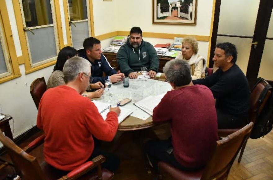 Acuerdo salarial por mayoría entre el Ejecutivo y los gremios: 8 % de aumento y bono