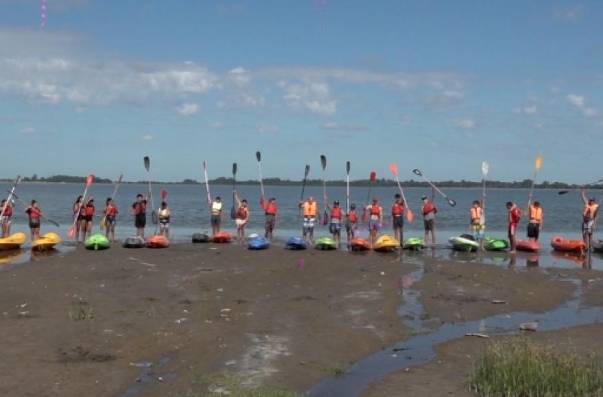 Participantes del Grupo Envión realizaron el tradicional cruce de la laguna en kayak