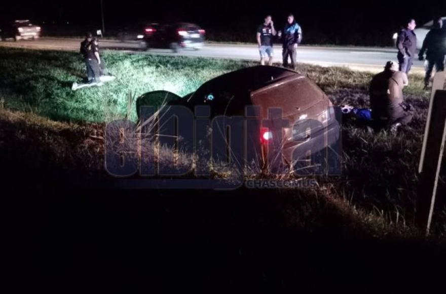El conductor perdió el control del vehículo y despistó sobre el cantero central, donde finalmente fue interceptado por efectivos policiales.