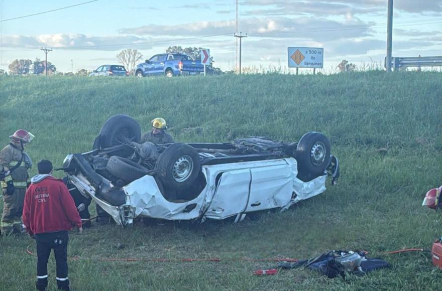 Dos personas murieron tras el vuelco de una camioneta en la Autovía 2