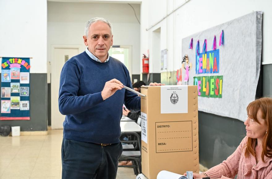 El intendente Javier Gastón ya votó.