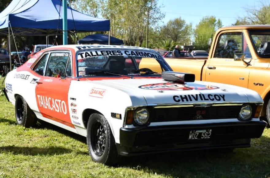 Más de 100 autos clásicos participaron del 20° Encuentro Chevrolet en Chascomús