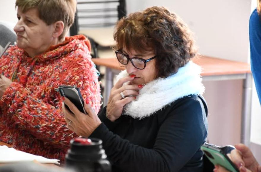 La iniciativa busca brindar herramientas para el uso del celular, aplicaciones y trámites digitales.